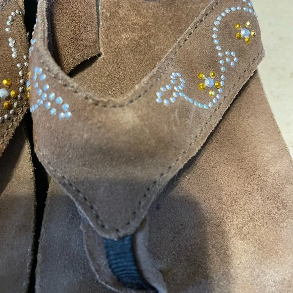 The Kai-Kai Thong Wedge Sandals Brown Suede Missing Few Metal Studs Women 7 USED - Picture 3 of 11